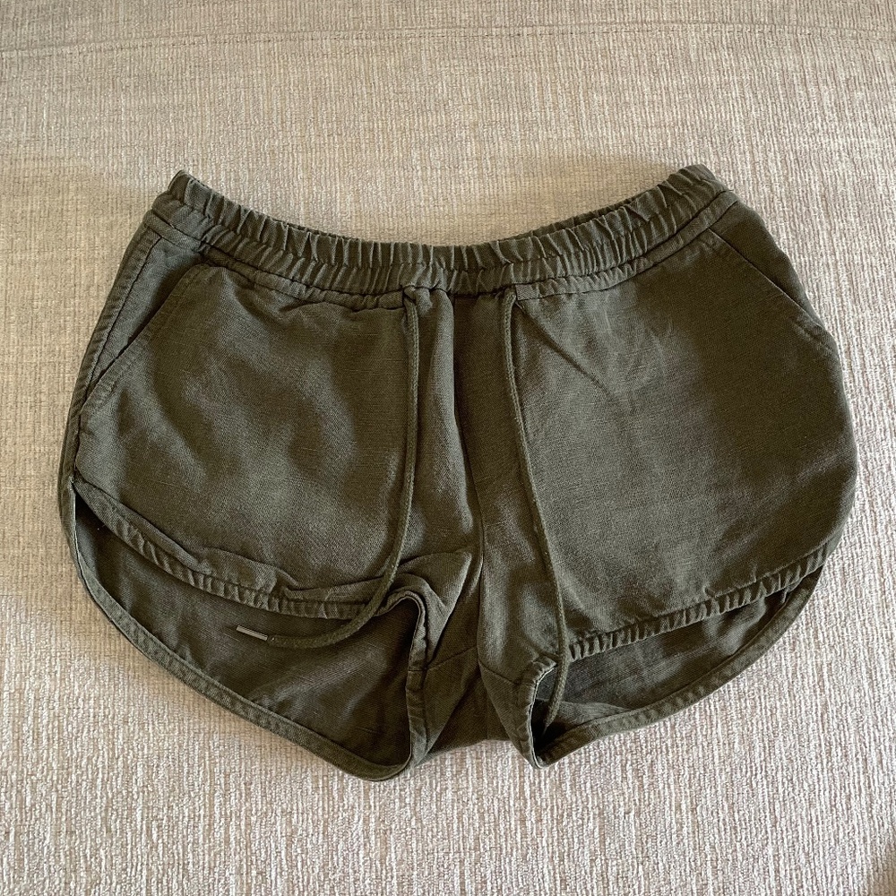 Aritzia Community, Green dolphin hem mini shorts, size small